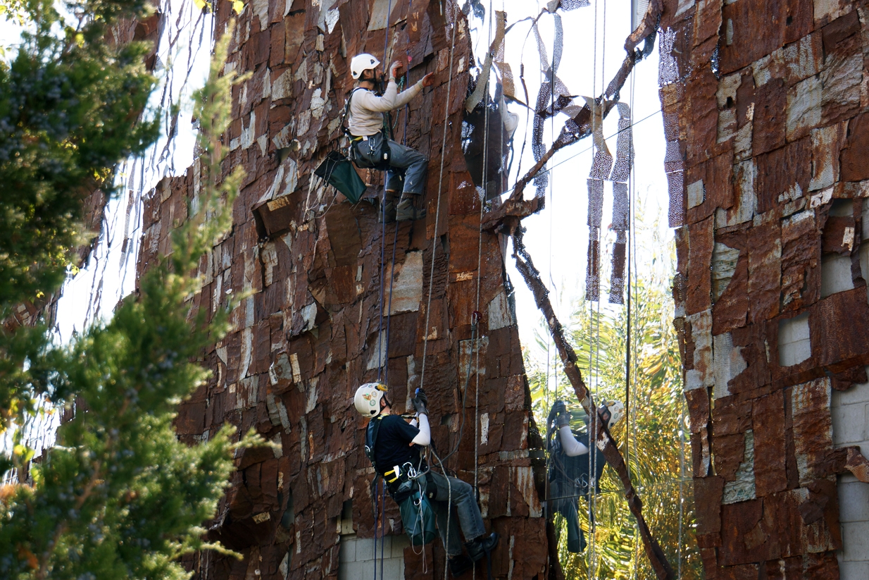 El-Anatsui_removal-2-men