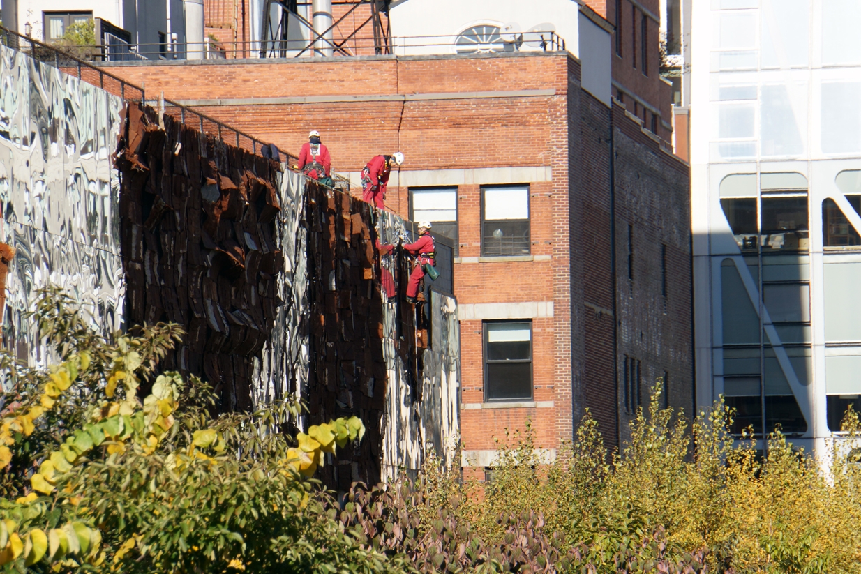 El-Anatsui_removal_distant